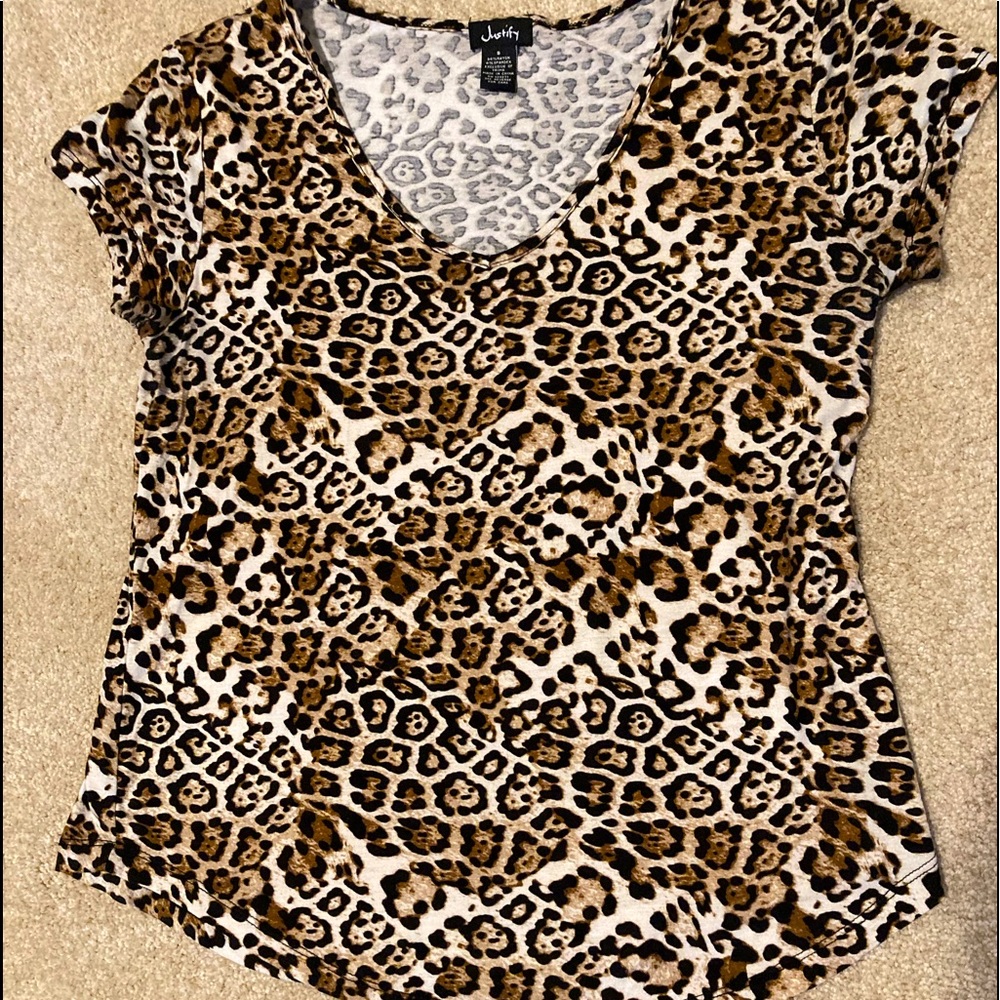 Super soft animal print tee. Flattering rounded bottom. Size small